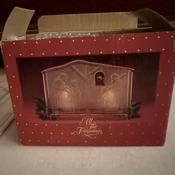 Vintage All the Trimmings embossed crystal nativity scene w silver star. - Picture 9 of 10
